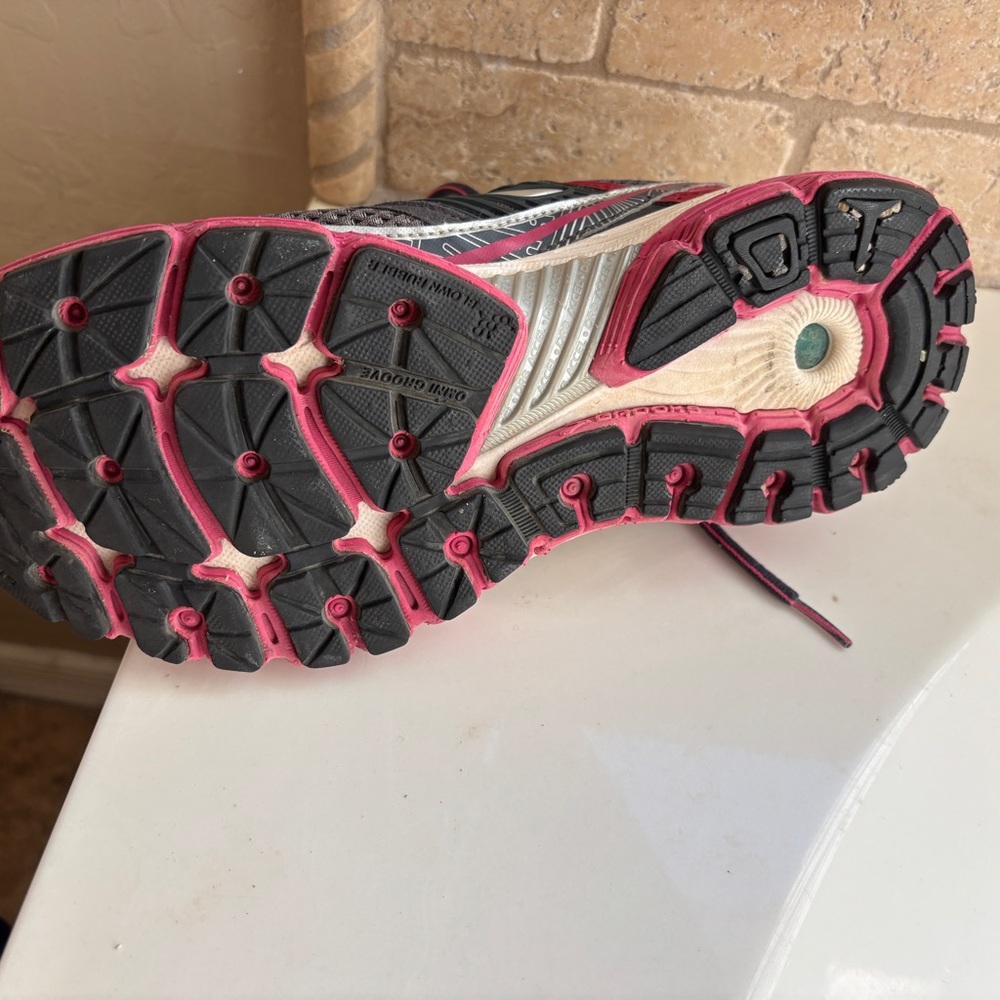 Brooks Gray and Pink Athletic Running Shoes Women’s Size 9 Running Sneakers - Picture 8 of 9